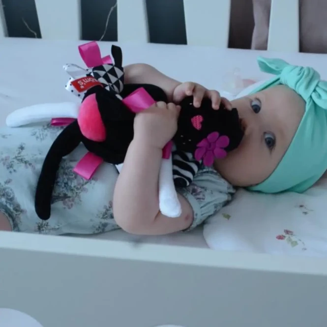 Sensoryczna przytulanka Pani Króliczka 30 cm - Mom's Care 0+