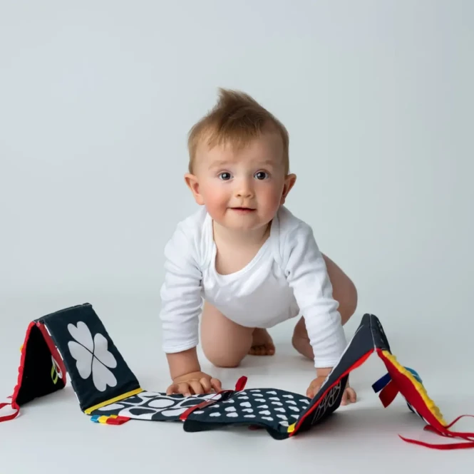 Sensoryczna książeczka do łóżeczka kontrastowa - Mom's Care 0+