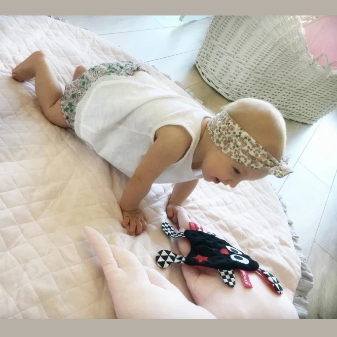 Szeleścik sensoryczny gwiazdka kontrastowa czarna - Mom's Care 0+