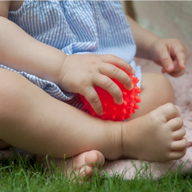 Piłeczka sensoryczna do masażu Sensorky czerwona - Mom's Care 6m+
