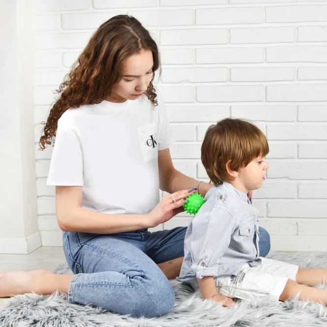 Piłeczka sensoryczna do masażu Sensorky czerwona - Mom's Care 6m+
