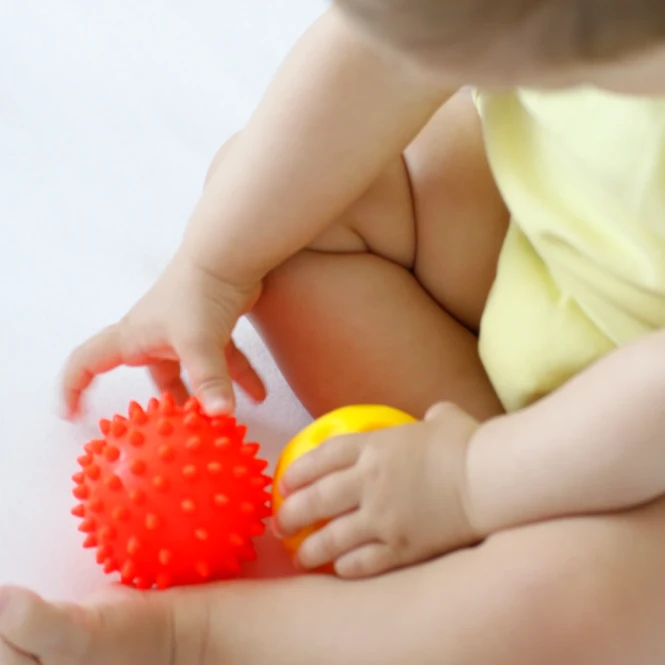 Piłeczka sensoryczna do masażu niebieska - Mom's Care 6m+